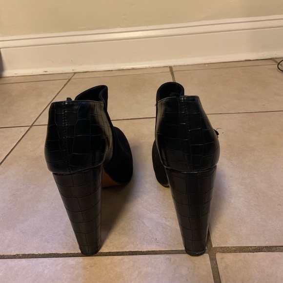 Thick heel shoe with a platform on the front - Picture 3 of 5